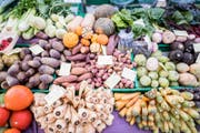 Gemüsestand am Wochenmarkt in Luzern. (Bild: Roger Gruetter (Luzern, 24.01.2017))