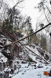 Der Weg ins Kleine Melchtal ist gesperrt. Ein eher unscheinbares Schild (links) weist Wanderer daraufhin. Der Sturm Burglind hat im Tal Zerstörung hinterlassen. (Bilder: Markus von Rotz (Sachseln, 26. Februar 2018))