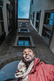 Auf Heimatbesuch: der momentan in Brüssel wohnhafte Theater- und Filmschauspieler Clovis Kasanda in der Luzerner Altstadt. (Bild: Nadia Schärli (27. Dezember 2017))