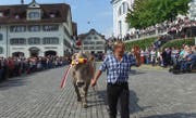 Die Schönste: Glenn Glena mit Züchter Paul Kälin. (Bild: Geri Holdener, Bote der Urschweiz)
