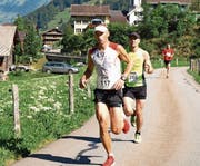 Noch läuft der spätere Sieger, Remo Betschart aus Bürglen, hinter dem letztlich zweitplatzierten Adrian Brennwald aus Aeugst am Albis. (Bild: Kurt Liembd (Oberrickenbach, 18. Juni 2017))