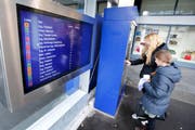 Seit kurzem sind die zentralen Servicepunkte bei der Haltestelle Zug Metalli/Bahnhof in Betrieb. (Bild: Stefan Kaiser)