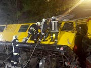 Rettungskräfte beim verunglückten Bauzug. (Bild: KEYSTONE/APA/FREIWILLIGE FEUERWEHR BRIXEN/UNBEKANNT)