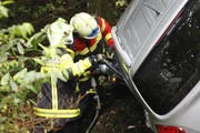 Die Schadenwehr rückte mit Spezialwerkzeug an. (Bild: Geri Holdener)