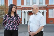 Wehren sich gegen die Schulgelder: Carolina dos Santos (Schülerkommission) und Rafael Schneuwly vom Mittelschullehrerverein Nidwalden. (Bild Matthias Piazza)