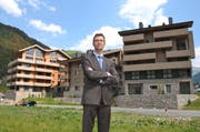 Franz-Xaver Simmen, CEO der Andermatt Swiss Alps AG, vor fertiggestellten Häusern des Ferienresorts. (Bild: Sven Aregger / Neue UZ)