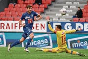 Pascal Schürpf, der aktuelle Goalgetter des FC Luzern, markiert an Sion-Goalie Kevin Fickentscher vorbei das 1:1. (Bild: Martin Meienberger/Freshfocus (Sion, 4. März 2018))