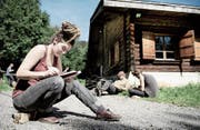Olivia Abächerli in der Artist Residency in der Forsthütte Weidli in der Schwendi, wo sie für eine Woche mit mehreren anderen Künstlern arbeitete. (Bild: Corinne Glanzmann (Stalden, 25. August 2015))