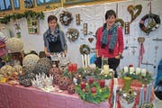 Die Weihnachtsdekorationen fanden begeisterte Abnehmer. (Bild: Franz Imholz (Spiringen, 2. Dezember 2017))