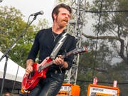 Will als Erster nach den Anschlägen im Pariser Club "Bataclan" spielen: Jesse Hughes von den Eagles of Death Metal. (Archiv) (Bild: KEYSTONE/AP Invision/BARRY BRECHEISEN)