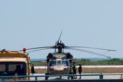Ein türkischer Helikopter landete in Alexandoupolis im Norden von Griechenland. Darin sollen sich acht geflohene türkische Offiziere befunden haben. (Bild: EPA/DIMITRIS ALEXOUDIS)