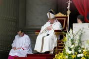 Papst Franziskus während der Papstmesse. (Bild: Stefan Kaiser / Neue ZZ)