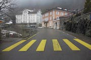 Häuser wie das Hotel de la Gare (links) oder die alte Jugendherberge werden seit Jahren kaum bewohnt. Das Bundesamt für Strassen will für den Bau der zweiten Röhre bestehende Gebäude nutzen. (Bild: PD (Göschenen, 2017))