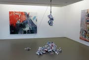 Das darf in der Ausstellung über London nicht fehlen: englische Teekannen in einer Installation von Martina von Meyenburg. (Bild: Markus Zwyssig (Altdorf, 14. September 2017))