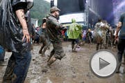 Schlammschlacht am Greenfield in Interlaken. (Bild: Keystone / Peter Klaunzer)