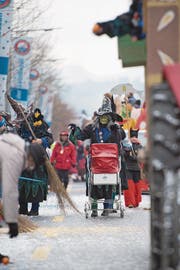 Der Umzug im Zuger Westen erfreut Gross und Klein. (Bilder: Maria Schmid (10. Februar 2018))