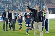 Ende gut, alles gut: Markus Babbel, Trainer der besten Super League-Mannschaft des letzten Saisonviertels, winkt am Freitag nach dem 3:0 gegen Sion den FCL-Fans zu. (Bild: Pius Amrein / Neue LZ)