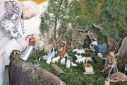 Mit Hingabe arrangiert die 85-jährige Alice Villiger ihre Krippenlandschaft. (Bild: Cornelia Bisch (Sins, 5. Dezember 2017))