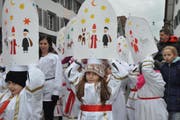 Die Kleinen zeigten stolz ihre Iffelen. (Bild: Edith Meyer / Bote der Urschweiz)
