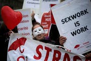 Prostituierte protestieren in Paris gegen das neuen Gesetz (Bild: Keystone)