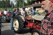 Fans alter Landmaschinentechnik beim Fachsimpeln in Kerns. Im Fokus steht dabei ein Ford Golden Jubilee aus dem Jahr 1953. (Bild: Nadia Schärli / Neue LZ)