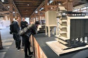 Die Ausstellung in einer der drei Flachlagerhallen sorgt für interessante Denkanstösse. (Bild Urs Hanhart)