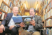 Jürg Balsiger (links) und Martin von Matt freuen sich über das Werk. (Bild: .Bild: Oliver Mattmann (14. November 2017))