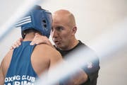 Trainer Tefik Bajrami vom Boxing Club Bajrami erklärt seinem Schützling Maico Sandoval die Marschrichtung. (Bild: Pius Amrein (Luzern, 4. März 2018))