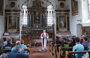 Zum Abschluss der Karfreitagswanderung lädt Pfarrer Daniel Guillet die Teilnehmer zu einer besinnlichen Feier in der Marienkapelle ein. (Bild: Christoph Näpflin (Seelisberg, 18. April 2014))