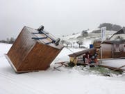 Umgewehter Anhänger auf der Langlaufloipe Schwedentritt bei Einsiedeln. (Bild: Benno Kälin, TeleZüri)