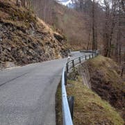 Im Winter ein Problem: Eis an den Felsen entlang der Strasse. (Bilder PD)