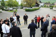 Rund 20 Personen liessen sich auf einem Rundgang aus erster Hand über die beiden Alpnacher Verkehrsvorlagen orientieren. (Bild Markus von Rotz)