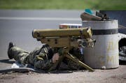 Ein pro-russischer Separatist bezieht seine Stellung bei einem Strassenkontrollpunktes nahe Sloviansk, um gegen die Truppen der ukrainischen Regiereung zu kämpfen. (Bild: Keystone)
