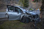 Die beschädigte Front des Fahrzeugs. (Bild: Geri Holdener, Bote der Urschweiz)