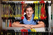 Marco Hodel zwischen Verbindungskabeln im Labor des Technikums in Horw, wo er studiert. Bild Philipp Schmidli (Bild Philipp Schmidli)