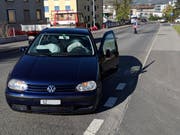 Die beiden Unfallwagen kamen im Abstand von etwa 70 Metern zum Stillstand. (Bild: Geri Holdener, Bote der Urschweiz)
