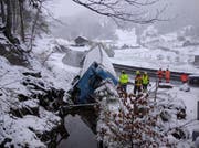 Die Bergung gestaltet sich aufwendig. (Bild: Geri Holdener, Bote der Urschweiz)