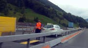 Das Auto fuhr sogar über ein Loch im Belag. (Bild: Leserbild Bote der Urschweiz)
