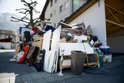 Sperrmüllberge warten im vergangenen April in Stans auf den Abtransport. (Bild Corinne Glanzmann)
