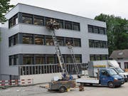 Mit Liften wurde das Schulmobiliar ins renovierte Schulhaus gehievt. (Bild: Georg Epp (Flüelen, 24. Juni 2017))