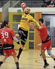 Will mit Altdorf gegen Stäfa den ersten Saisonsieg einfahren: Spielertrainer Mario Obad (am Ball).Bild: Urs Hanhart (Altdorf, 2. September 2017)