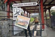 Jürg Balsiger, Direktor der Stanserhornbahn, mit der Sondermarke. (Bild: Matthias Piazza (Stans, 9. April 2018))