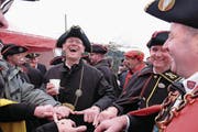 Der Frohsinnvater in gemütlicher Schnupfrunde (Bild: Richard Greuter (NZ) (Neue Nidwaldner Zeitung))