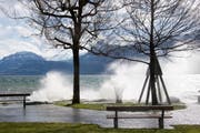 In Ennetbürgen NW wütete der Föhnsturm so stark, dass das Wasser über die Ufer trat. (Bild: Leserbild: Erika Reiser)