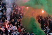 Ein Chaot zündet inmitten von Fans eine Pyrofackel. (Symbolbild). (Bild: Keystone)