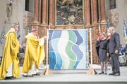 Bischof Felix Gmür (Zweiter von links) weiht in der Jesuitenkirche die Fahne des BTV Luzern. (Bild: Manuela Jans-Koch (Luzern, 16. November 2017))