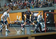 Roman Schöni (Mitte) eröffnet mit dem 1:0 den Sarner Torreigen. (Bild: Roger Grütter (Sarnen, 25. Februar 2018))