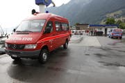 Feuerwehr und Polizei im Föhnhafen. (Bild: Geri Holdener)