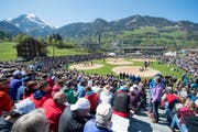 Ein Blick in die gut besetzten Zuschauerreihen des 112. Ob- und Nidwaldner Kantonal Schwingfests am 5. Mai in Lungern OW. (Bild: Keystone (Symbolbild))