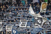 Zuverlässiger Rückhalt: FCL-Supporter treiben das Team gegen St. Gallen an. (Bild: Philipp Schmidli (Luzern, 5. November 2017))